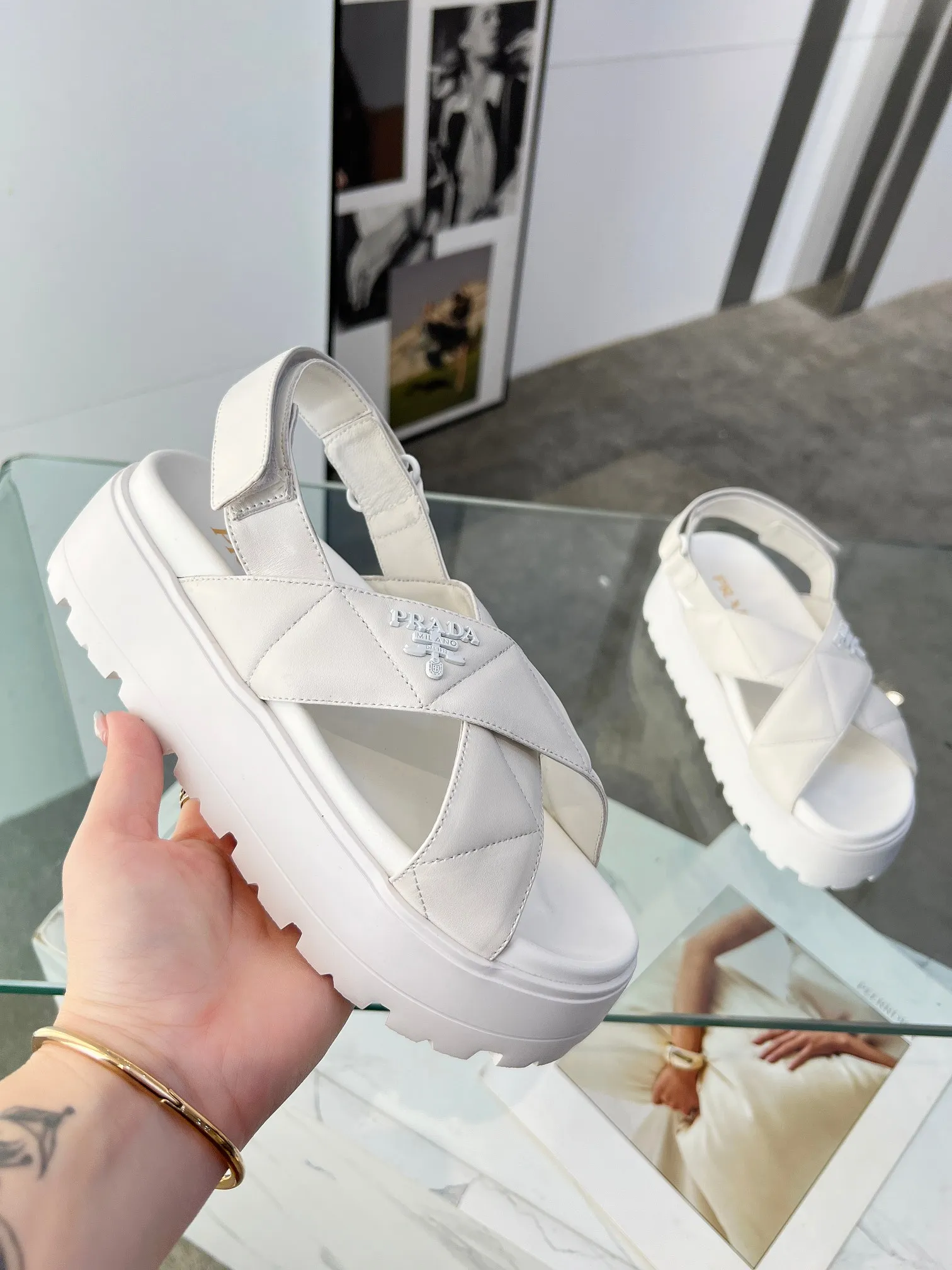👟👟Ex-factory price 460👟👟 PRADA 2025 vs spring and summer popular sandals series... [Thick-soled double-button sandals] Original 1:1 customization, this year's most fashionable and popular retro British style, simple and elegant, all styles are good-looking, platform thick soles make you slimmer and taller, very comfortable, fashionable and versatile... Many Internet celebrities are on their feet. These platform round-toe thick-soled shoes are very popular this year. They can be worn (increased) for both leisure and leisure. ❶Material: Customized imported calf leather ❷Inner: Customized imported sheepskin ❸Outsole: Original molded ultra-light outsole ❹Sole thickness: 5.5cm ❺Number of yards: 35-40 ❻Packaging: Original full set of packaging ☀Color: Official website updated simultaneously